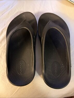 OOFOS Black Recovery Sandals